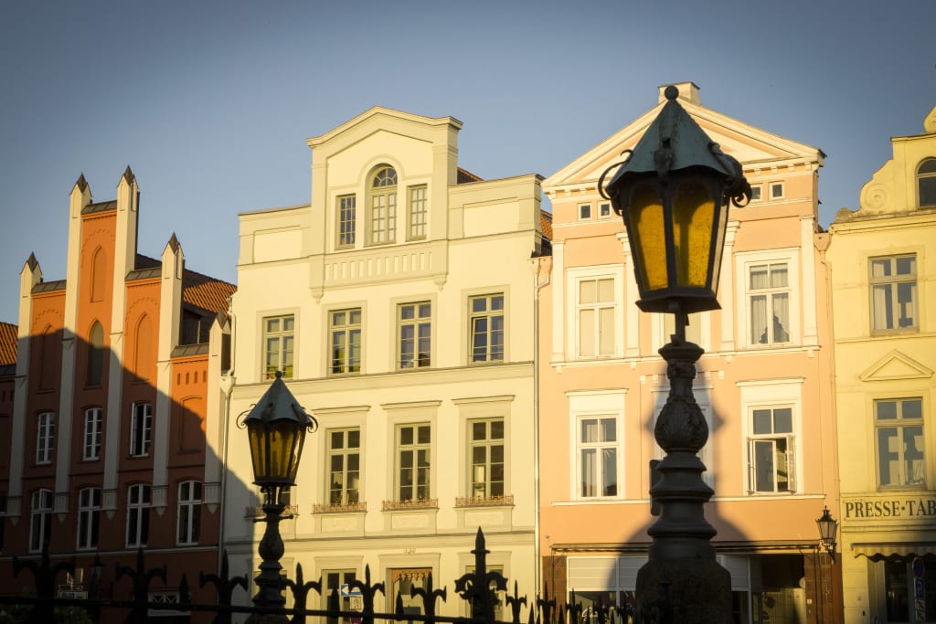 Edifici con torre in uno stile architettonico tipico delle città nordiche lungo la costa baltica.
